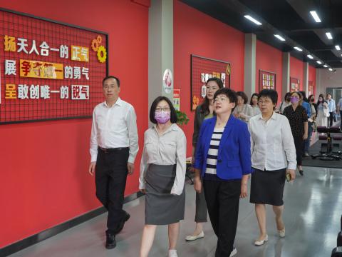 天下总工会女职工部莅临乐橙lc8电气调研女职工事情