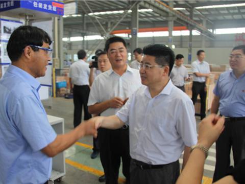 庆祝党的生日 慰问一线党员——市委主要向导莅临乐橙lc8母线慰问